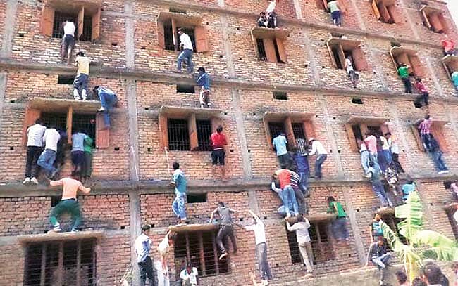 பாப்பா நீ எப்படி பர்ஸ்ட் மார்க் வாங்குனே! வந்து மறுபடியும் பரீட்சை எழுது- பிகார் வினோதம்